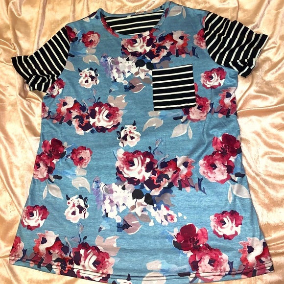 🔥Sold on MERC🔥 Floral striped tshirt - Picture 2 of 4